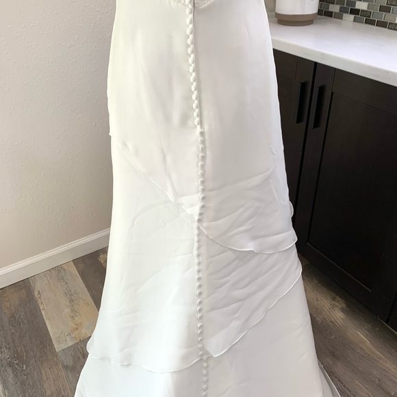 🚫SOLD🚫Modest White Tiered Wedding Gown Sz 12 - Picture 10 of 12